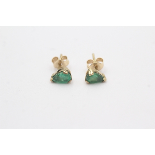 45 - 9ct gold teardrop emerald stud earrings (0.7g)