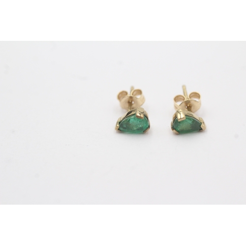 45 - 9ct gold teardrop emerald stud earrings (0.7g)