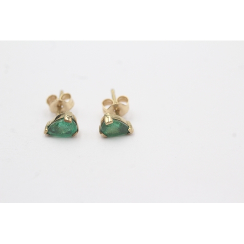 45 - 9ct gold teardrop emerald stud earrings (0.7g)