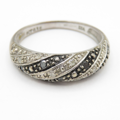 121 - 9ct Gold Diamond and Black Diamond Dress Ring (2.3g) Size O