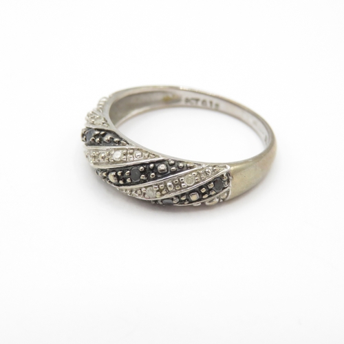 121 - 9ct Gold Diamond and Black Diamond Dress Ring (2.3g) Size O