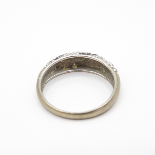 121 - 9ct Gold Diamond and Black Diamond Dress Ring (2.3g) Size O