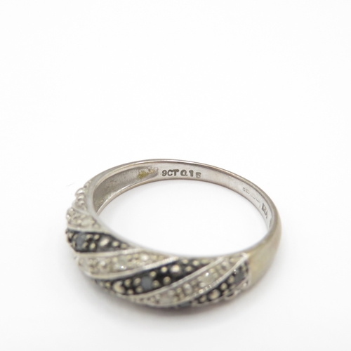 121 - 9ct Gold Diamond and Black Diamond Dress Ring (2.3g) Size O