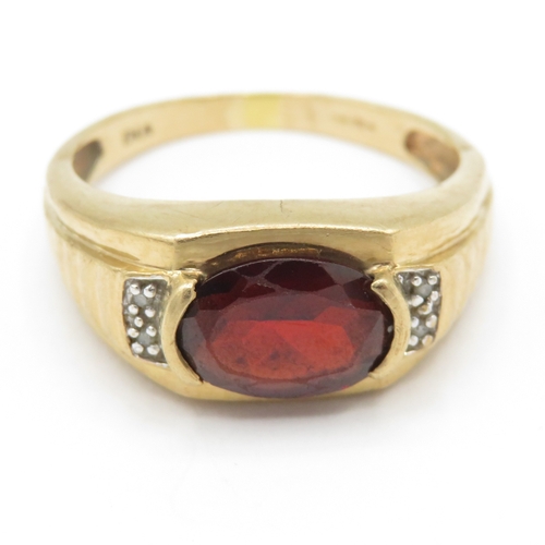 9ct Gold Garnet Solitaire with Diamond Shoulders Ring  (stone loose & misshapen) (3.7g) Size T
