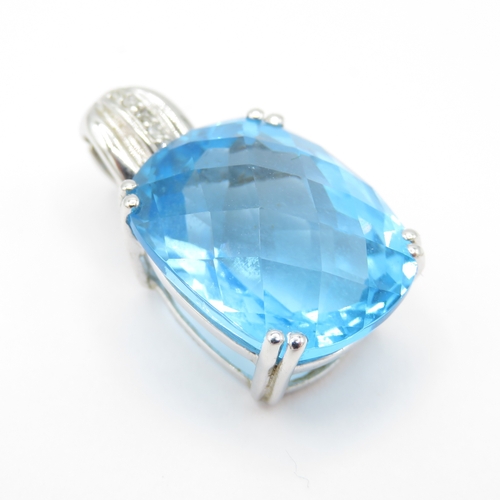 20 - 9ct white gold blue topaz pendant (5g)