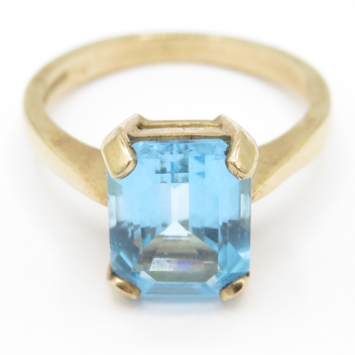 25 - 9ct gold four claw topaz ring (3.9g) Size O