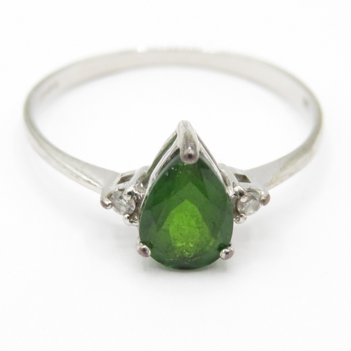 29 - 9ct gold diopside & diamond trilogy ring (1g) Size N 1/2