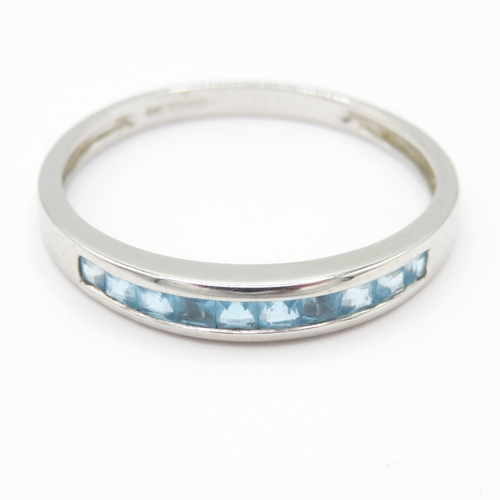 30 - 9ct gold blue topaz half eternity ring (2g) Size V