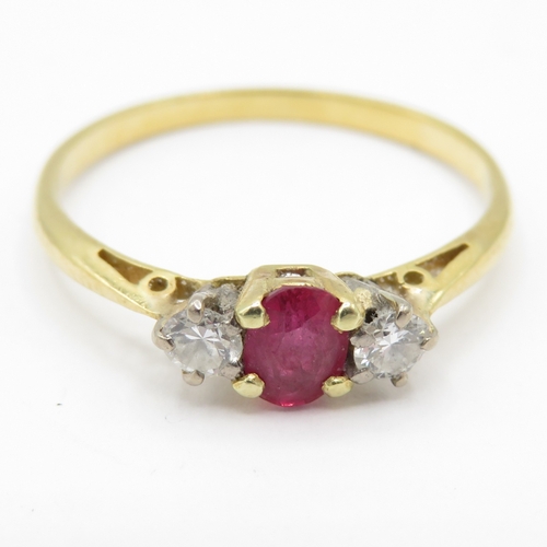 42 - 18ct gold ruby diamond trilogy ring (1.6g) Size N
