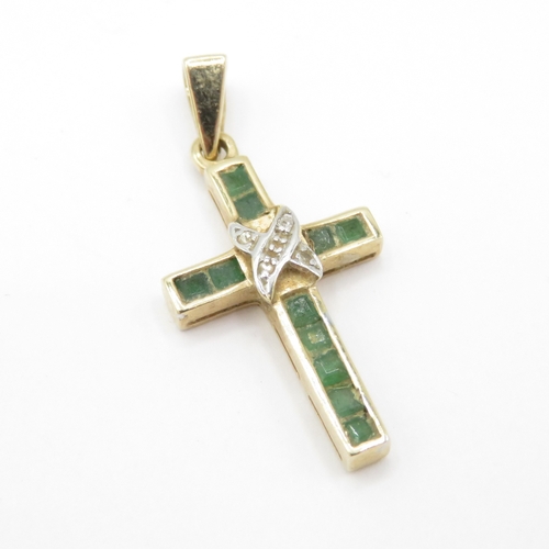 43 - 9ct gold emerald diamond cross pendant (1.1g)