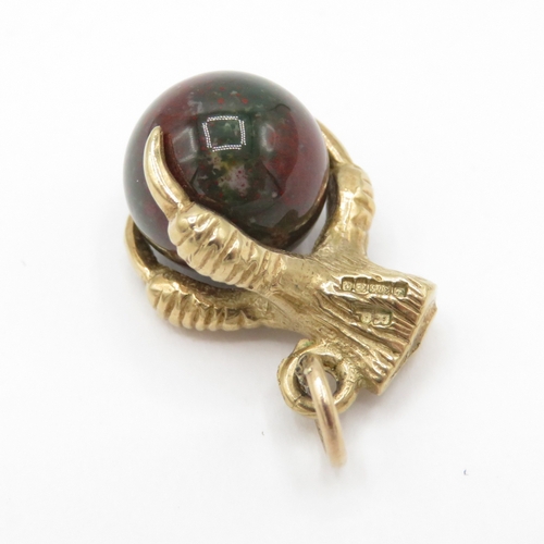 46 - 9ct gold eagles claw bloodstone pendant (2.7g)