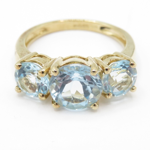 50 - 9ct gold topaz three stone ring (3.4g) Size N