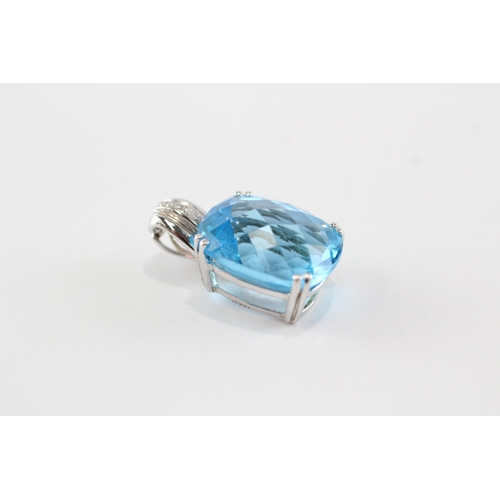 20 - 9ct white gold blue topaz pendant (5g)