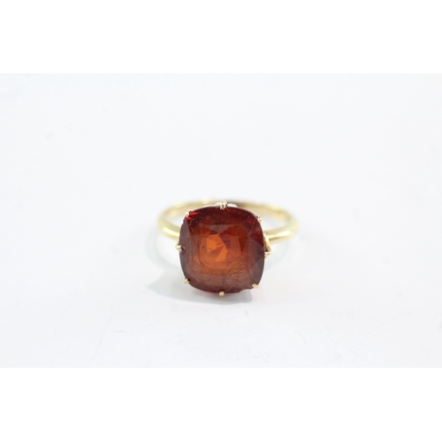 22 - 18ct gold garnet dress ring (AF chipping to stone) (4.7g) Size P