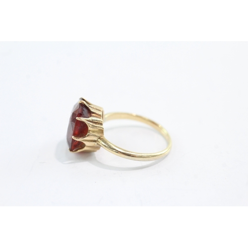 22 - 18ct gold garnet dress ring (AF chipping to stone) (4.7g) Size P