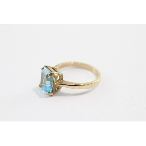 25 - 9ct gold four claw topaz ring (3.9g) Size O