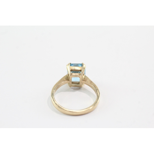 25 - 9ct gold four claw topaz ring (3.9g) Size O
