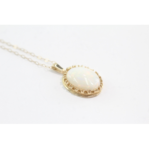 26 - 9ct gold opal pendant necklace (2.4g)