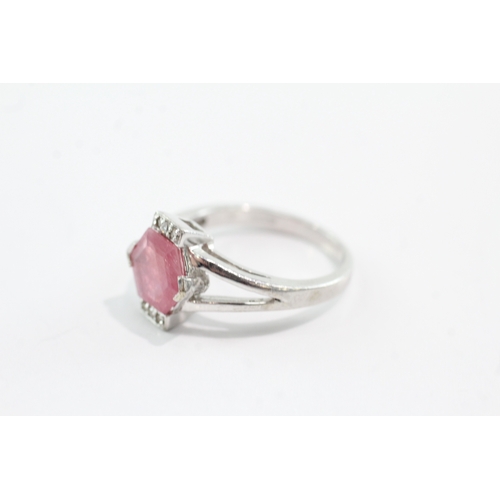 31 - 9ct gold hexagon ruby diamond ring (4g) Size N 1/2