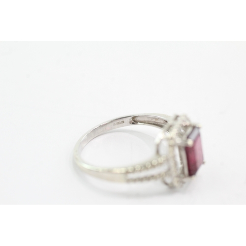 40 - 9ct gold garnet diamond rectangle halo ring (2.5g) Size N