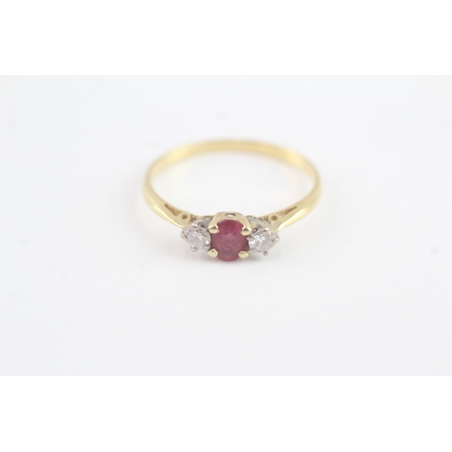 42 - 18ct gold ruby diamond trilogy ring (1.6g) Size N