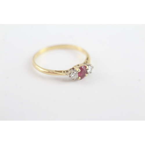 42 - 18ct gold ruby diamond trilogy ring (1.6g) Size N