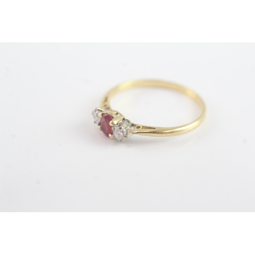 42 - 18ct gold ruby diamond trilogy ring (1.6g) Size N