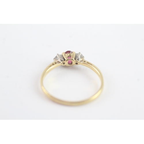 42 - 18ct gold ruby diamond trilogy ring (1.6g) Size N