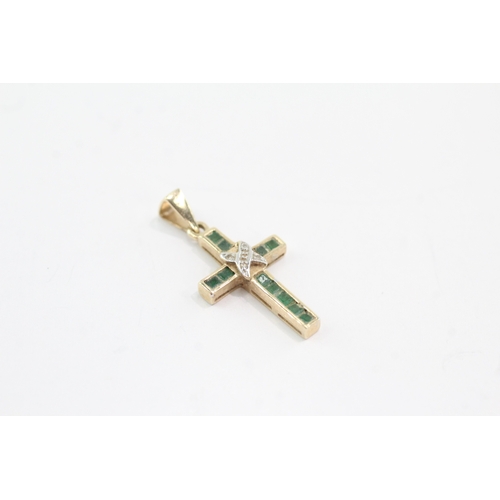43 - 9ct gold emerald diamond cross pendant (1.1g)