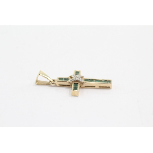 43 - 9ct gold emerald diamond cross pendant (1.1g)