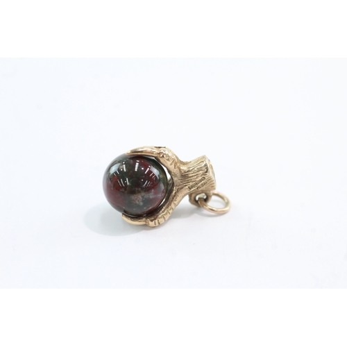46 - 9ct gold eagles claw bloodstone pendant (2.7g)
