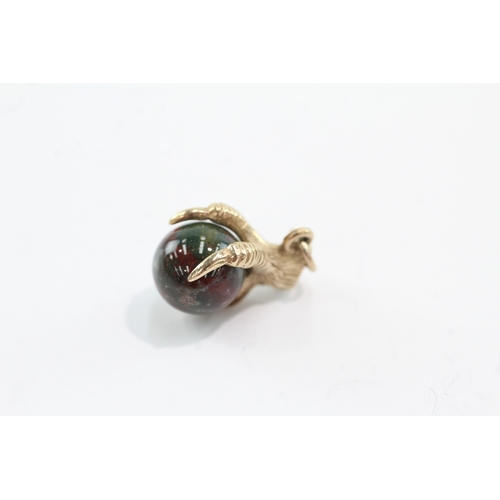 46 - 9ct gold eagles claw bloodstone pendant (2.7g)