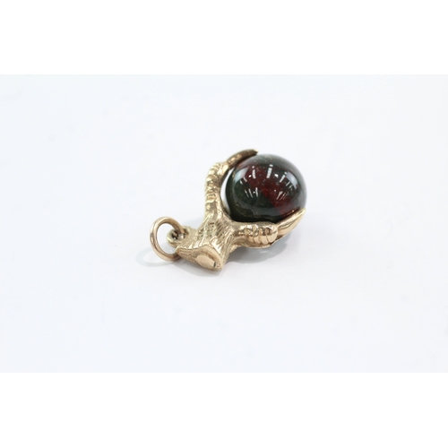 46 - 9ct gold eagles claw bloodstone pendant (2.7g)