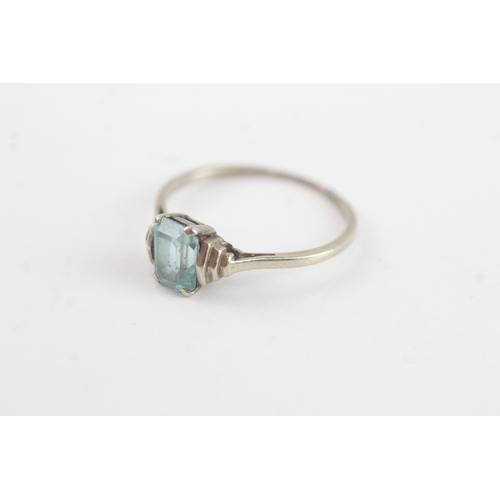 53 - 9ct gold blue zircon solitaire ring (1.7g) Size P