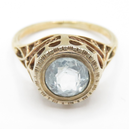 16 - 9ct gold aquamarine ring (2.3g) Size K