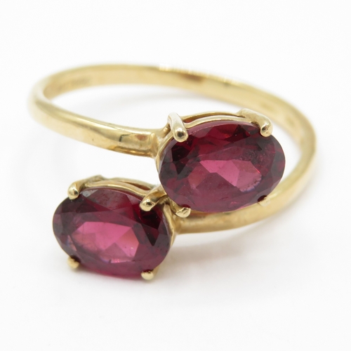 31 - 9ct gold garnet toi et moi ring (2.5g) Size S