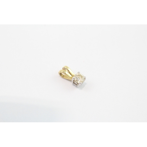 17 - 18ct gold diamond solitaire pendant (0.5g)