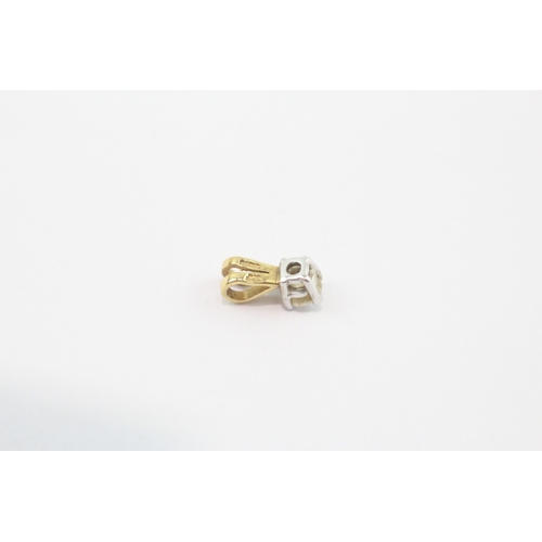 17 - 18ct gold diamond solitaire pendant (0.5g)