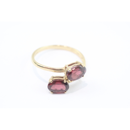 31 - 9ct gold garnet toi et moi ring (2.5g) Size S