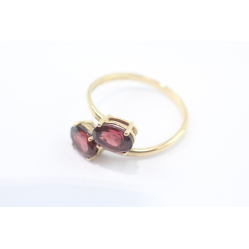 31 - 9ct gold garnet toi et moi ring (2.5g) Size S