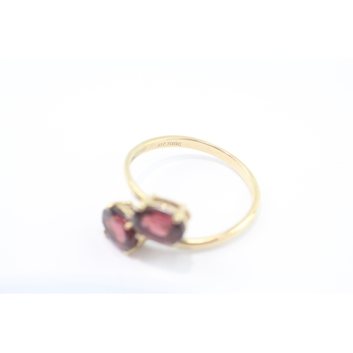31 - 9ct gold garnet toi et moi ring (2.5g) Size S