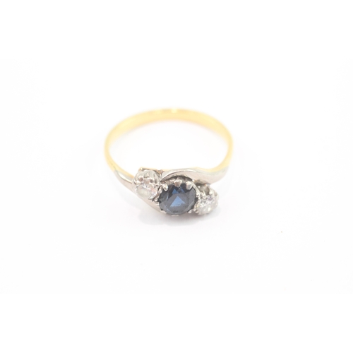 35 - 18ct gold sapphire diamond trilogy crossover ring (3g) Size O