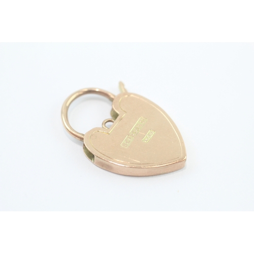 8 - 9ct gold foliage patterned padlock (3.8g)