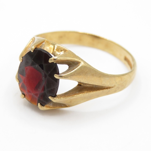21 - 9ct Gold Garnet Claw Set Dress Ring (3.2g) Size S