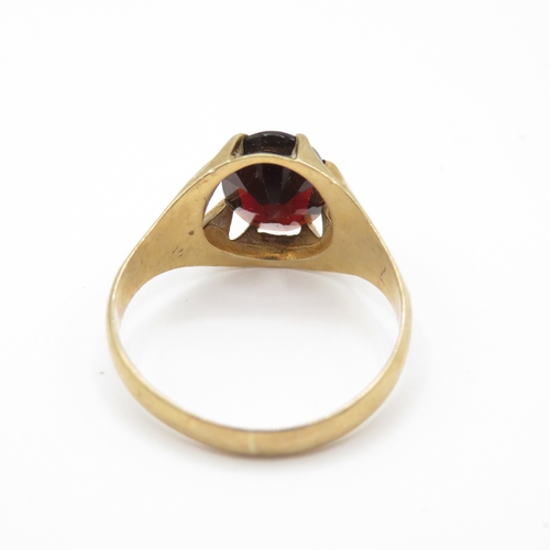 21 - 9ct Gold Garnet Claw Set Dress Ring (3.2g) Size S