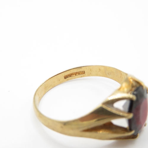 21 - 9ct Gold Garnet Claw Set Dress Ring (3.2g) Size S