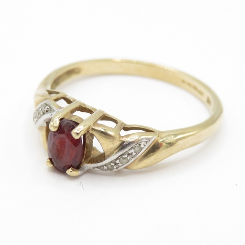 27 - 9ct Gold Garnet and Diamond Crossover Ring (2.1g) Size R
