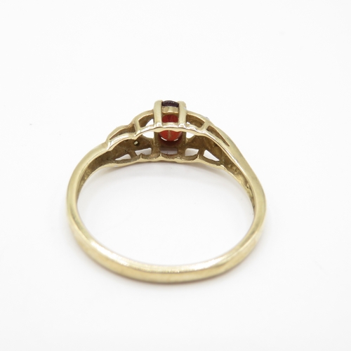 27 - 9ct Gold Garnet and Diamond Crossover Ring (2.1g) Size R