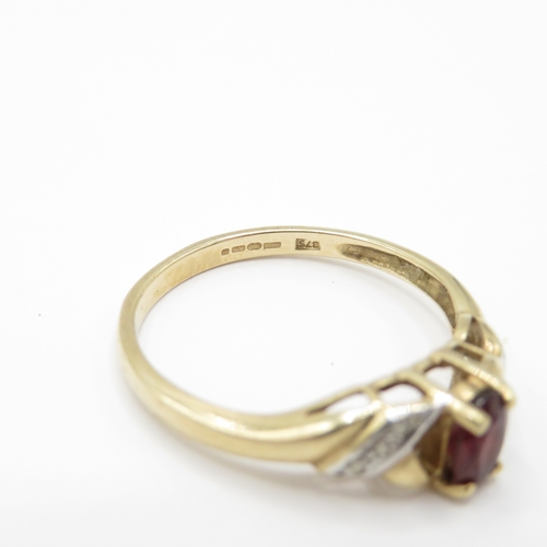 27 - 9ct Gold Garnet and Diamond Crossover Ring (2.1g) Size R