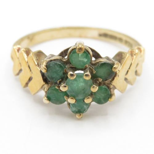 28 - 9ct Gold Emerald Floral Cluster Ring (2.6g) Size M